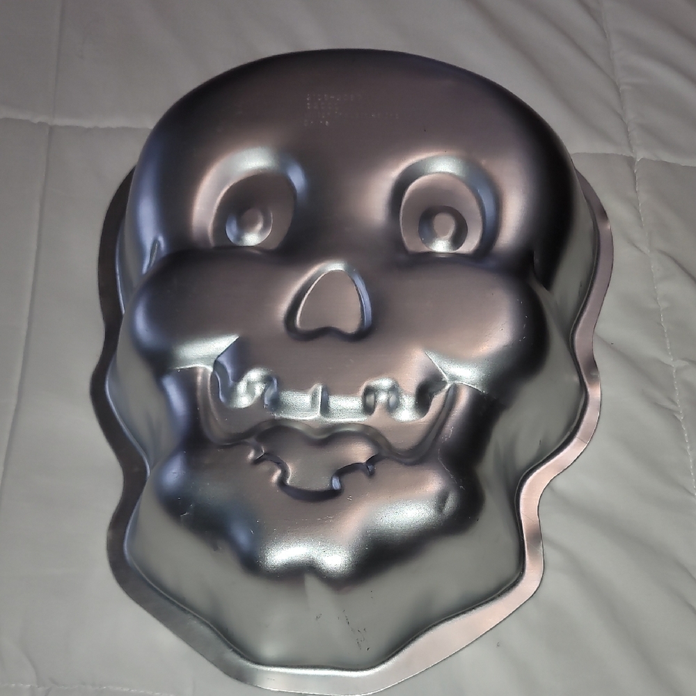 Wilton Smiling Skeleton Cake Pan 2105-2057 Vampire Ghoul Vintage